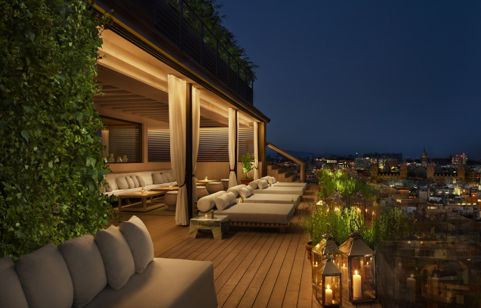 Le toit-terrasse offre aussi des lits pour admirer les couchers de soleil.