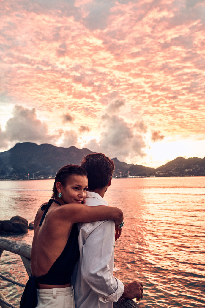 Le resort des Seychelles fait face à l’océan sur l’île ultra préservée de Sainte-Anne.