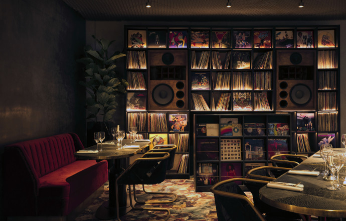 Dans le restaurant, la musique demeure le plat de résistance.