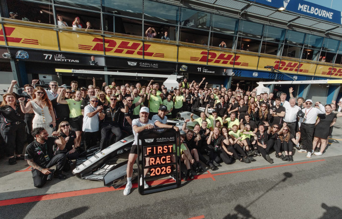 Valtteri Bottas et Sergio Perez célébrant avec leur équipe le premier Grand Prix de Cadillac.