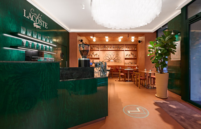 Le lieu mêle, naturellement, les couleurs phares du tennis.