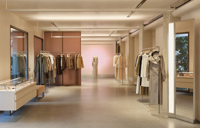 La météo du fief de Max Mara est projetée sur un voile de lin.