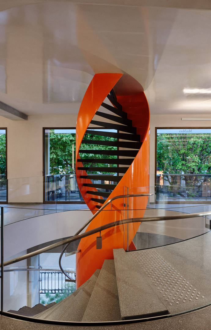 S&rsquo;il rappelle la forme de branches d&rsquo;ADN, l&rsquo;architecte l&rsquo;assure : la forme de l&rsquo;escalier résulte de la technique qu&rsquo;il a fallu employer pour répondre aux contraintes de l&rsquo;espace.