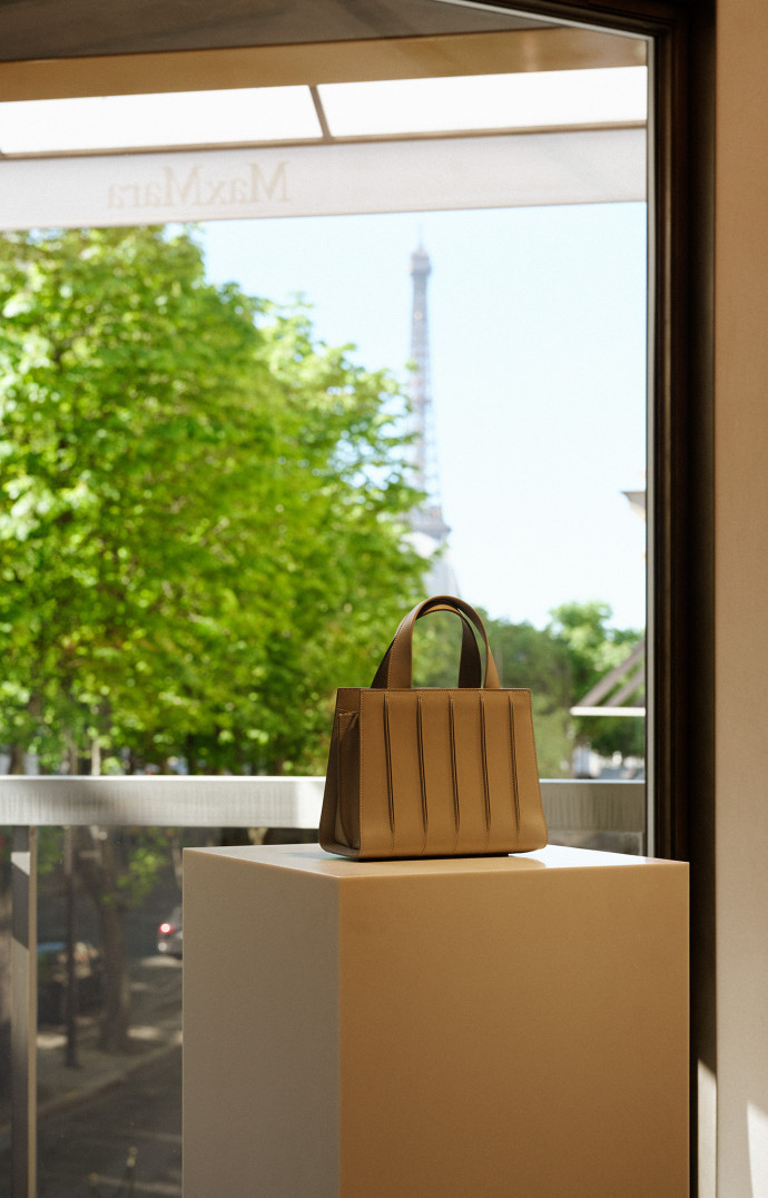 Le coin où apparait la Tour Eiffel devient la vitrine du « sac du mois ».