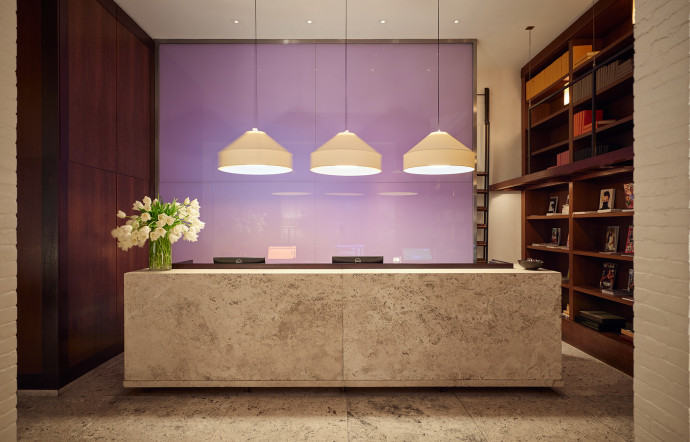 Le desk d&rsquo;accueil, minimal et esthétique.