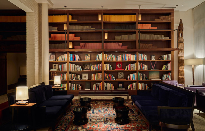 La bibliothèque qui sert de lobby.