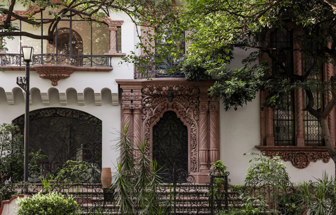 Derrière cette belle façade se cache la Casa de Los Leones.