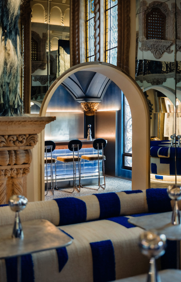 Au premier plan : l&rsquo;atrium où s&rsquo;achèvent les dégustations. En arrière-plan : le bar de la Casa de los Leones.