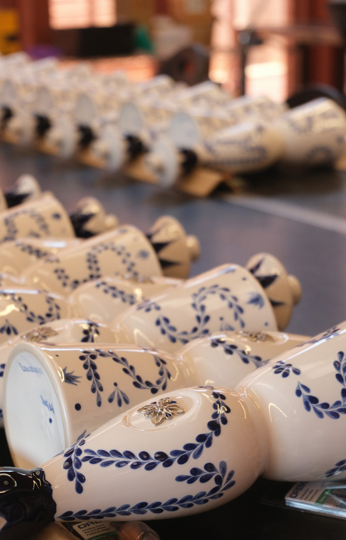 Les bouteilles de Tequila Reposado en attente d&rsquo;inspection. Au moindre accroc, elles seront envoyées au rebut.