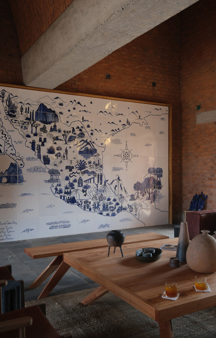 Dans le visitor&rsquo;s center, une œuvre de Marcela Calderón Bony remet dans le contexte la production de tequila au Mexique.