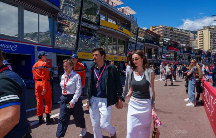 Carlos Sainz Jr. et sa compagne lors du E-Prix de Monaco.