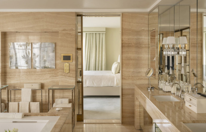 La salle de bain, toute de marbre vêtue.