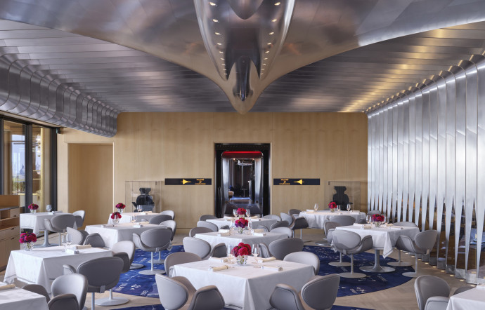 Une réplique de Concorde coiffe le restaurant.
