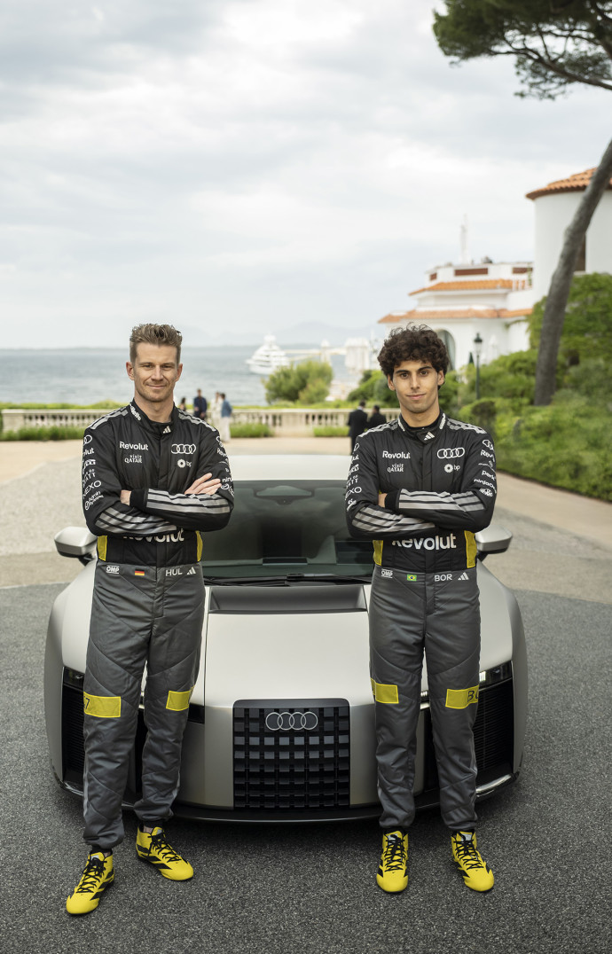 Nico Hülkenberg et Gabriel Bortoleto, pilotes de l&rsquo;écurie Audi F1 Team, devant la nouvelle supercar.