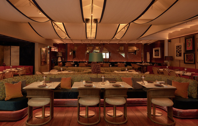 Reprenant les codes des restaurants Bar des Près à Paris, l&rsquo;opus caribéen de Cyril Lignac jouit d&rsquo;un décor à la fois feutré et exotique.