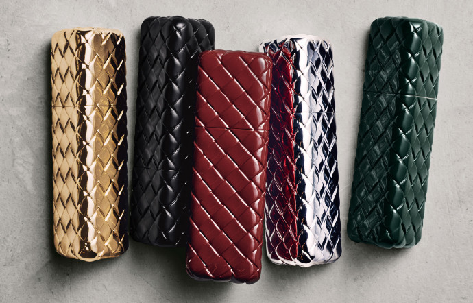 De petits écrins reprenant le tressage signature de Bottega Veneta habille les écrins des plus petites versions des parfums.