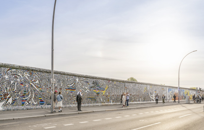 Avec ses 1316 mètres de long, la galerie d&rsquo;art à ciel ouvert sur les rives de la Spree à Friedrichshain est la plus longue section continue du Mur de Berlin.