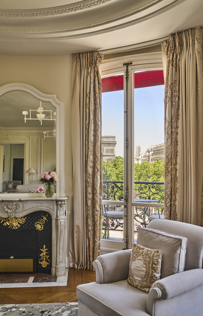 Avec ce genre de vue, les chambres et suites récemment rénovées du Fouquet&rsquo;s place le palace au cœur d&rsquo;un écosystème parisien compétitif.