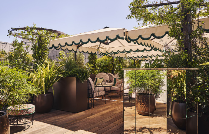 Un rooftop insoupçonné et à l&rsquo;abri du tumulte de la plus belle avenue du monde.