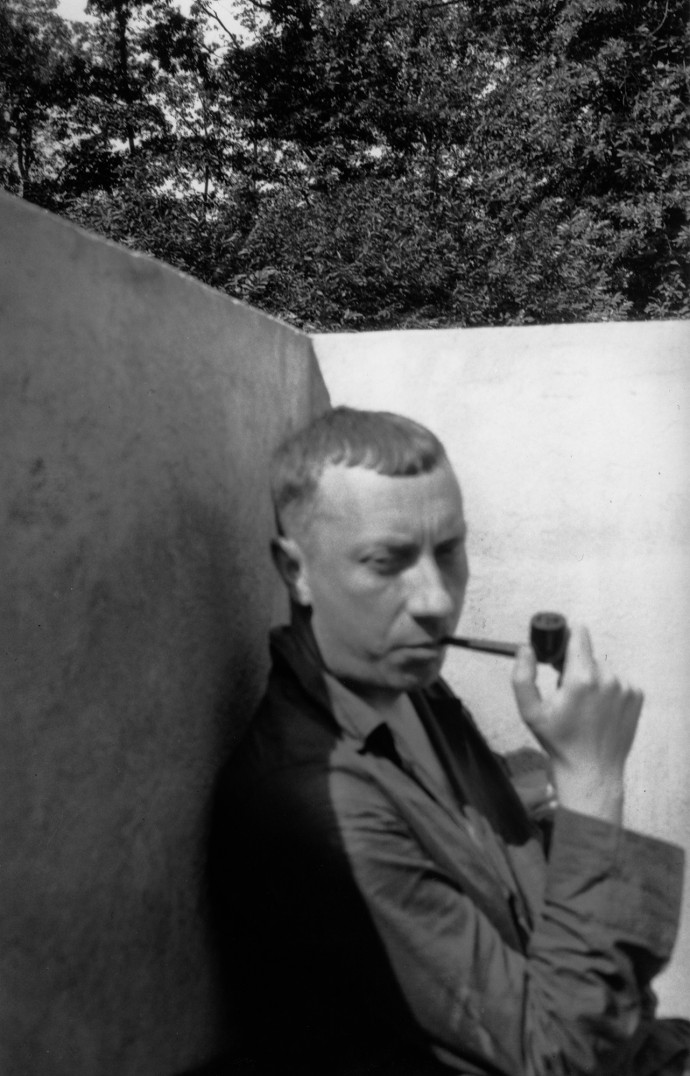 Arp dans la maison de Clamart, 1930.
