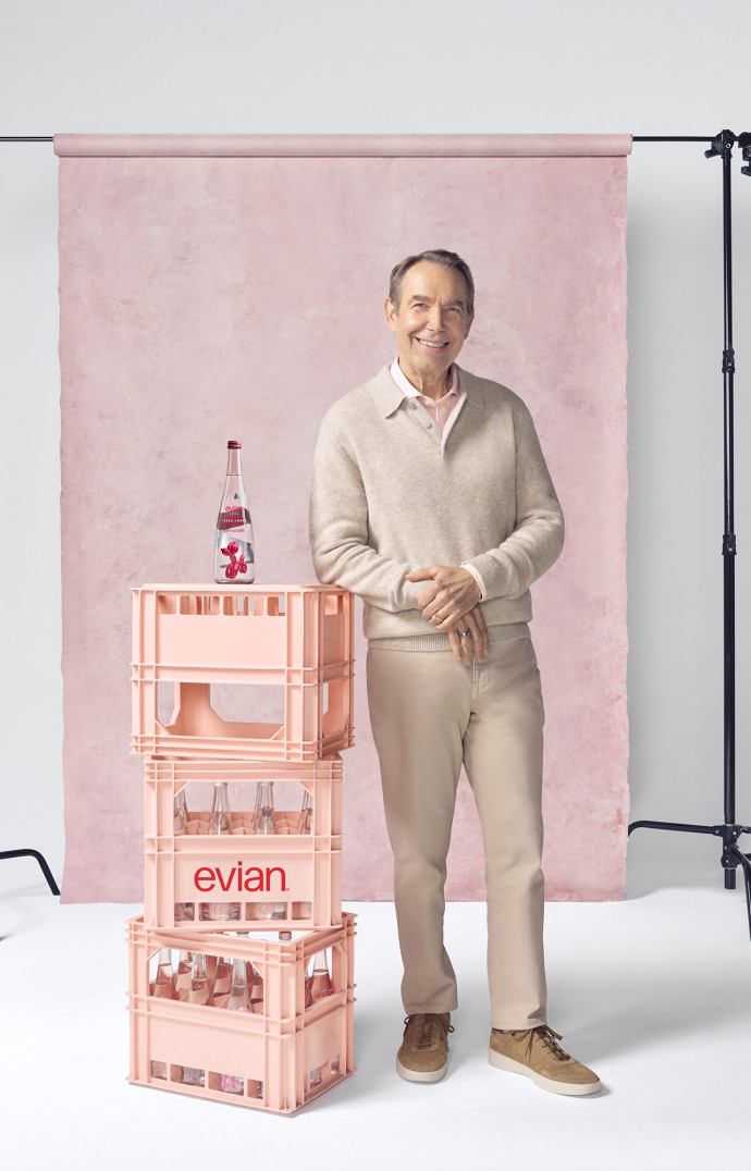 Pour ses 200 ans, evian® s&rsquo;associe à Jeff Koons pour une bouteille en verre en édition limitée, inspirée de l&rsquo;iconique Balloon Dog.