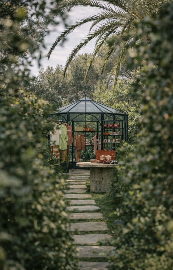 Nichée dans le jardin méditerranéen, La Boutique réunit des collaborations exclusives de La Bastide imaginées avec des maisons de renom comme Frescobol Carioca, Maio Paris, La Serviette Paris, Capulette, Roseanna ou encore La Bonne Brosse.