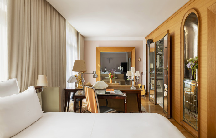 Les chambres et suites reprennent les codes chers à Philippe Starck, et bousculent ceux des palaces.