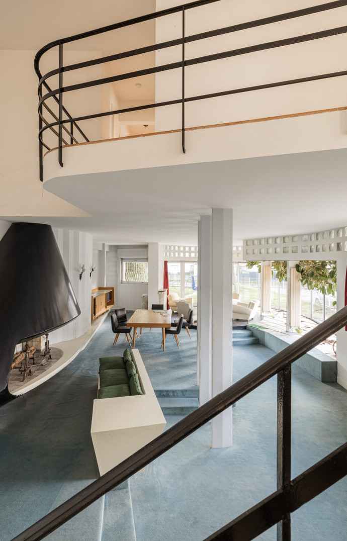 Architecture moderne, la villa Proue est inscrite au titre des Monuments Historiques, œuvre de Pierre Marmouget, associé pour l&rsquo;occasion à Édouard Pinet. Elle offre 204 m2 habitables environ sur une parcelle de 411 m2 à quelques mètres du marché du Parc et de la plage de la Grande Conche. En vente sur Archik.