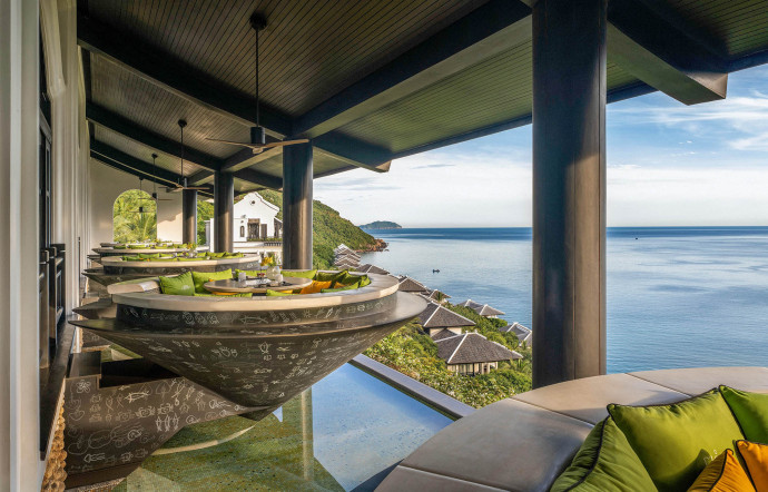 Quatre tables extérieures offrent chez Citron un point de vue unique sur la baie.