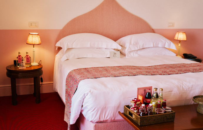 Les chambres mettent en scène un rose plus doux, et proposent un minibar alléchant.