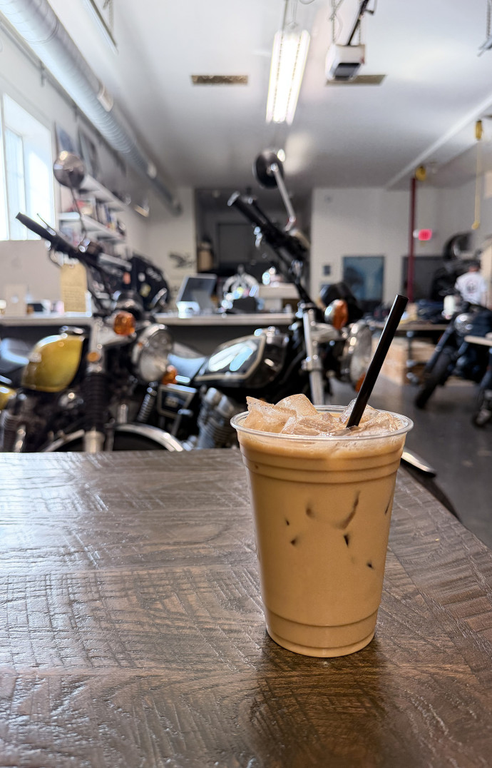 Un chaï latte, en attendant la réparation de sa moto.