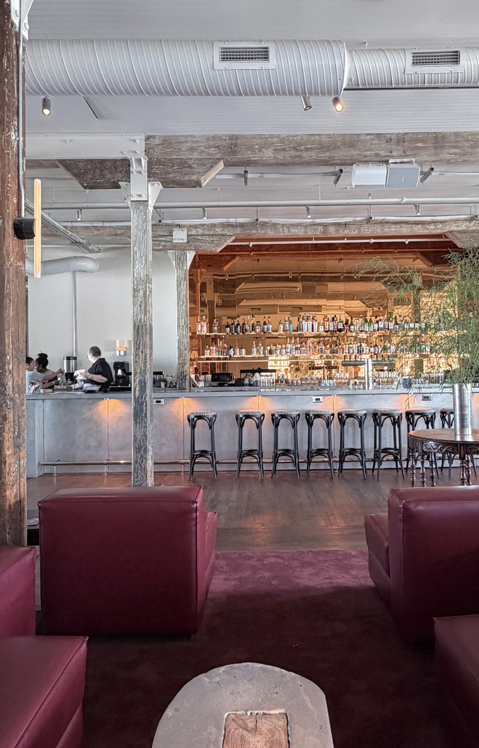 Le bar du Pocketbook Hudson embrasse l&rsquo;histoire industrielle de ses murs.