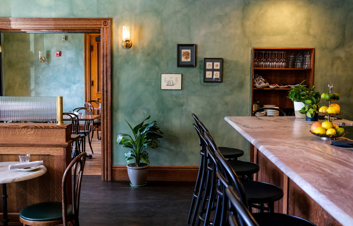 Wayside Tavern est un petit restaurant du soir soigneusement décoré, à la carte portant principalement sur les saveurs italiennes.