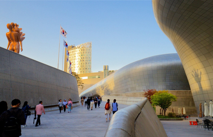 Le Dongdaemun Design Plaza (DDP) par Zaha Hadid Architects accueillera la Frieze à partir de 2027.