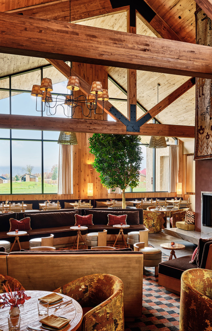 Le restaurant de l&rsquo;hôtel Wildflower Farms s&rsquo;ouvre sur ses maisonettes.