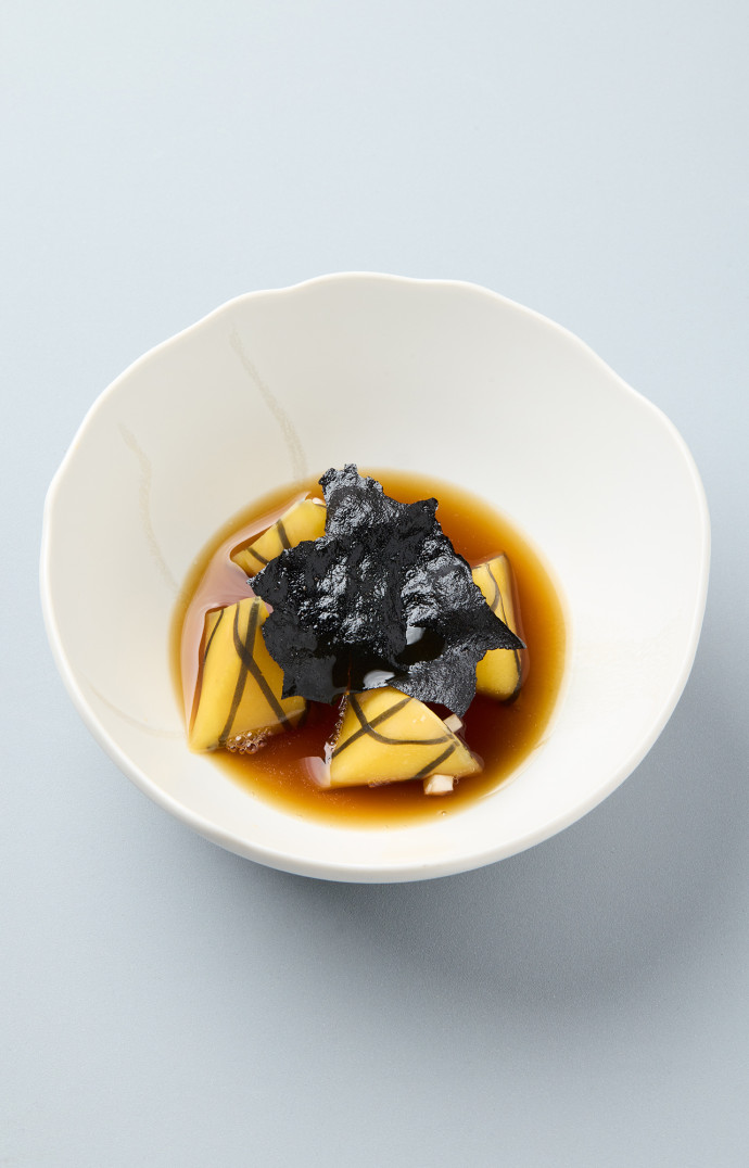 « Plier la pâte » : berlingots au Camembert, consommé de champignons fumés, racine d&rsquo;angélique sylvestre et gingembre, une recette contée par Anne-James Chaton.