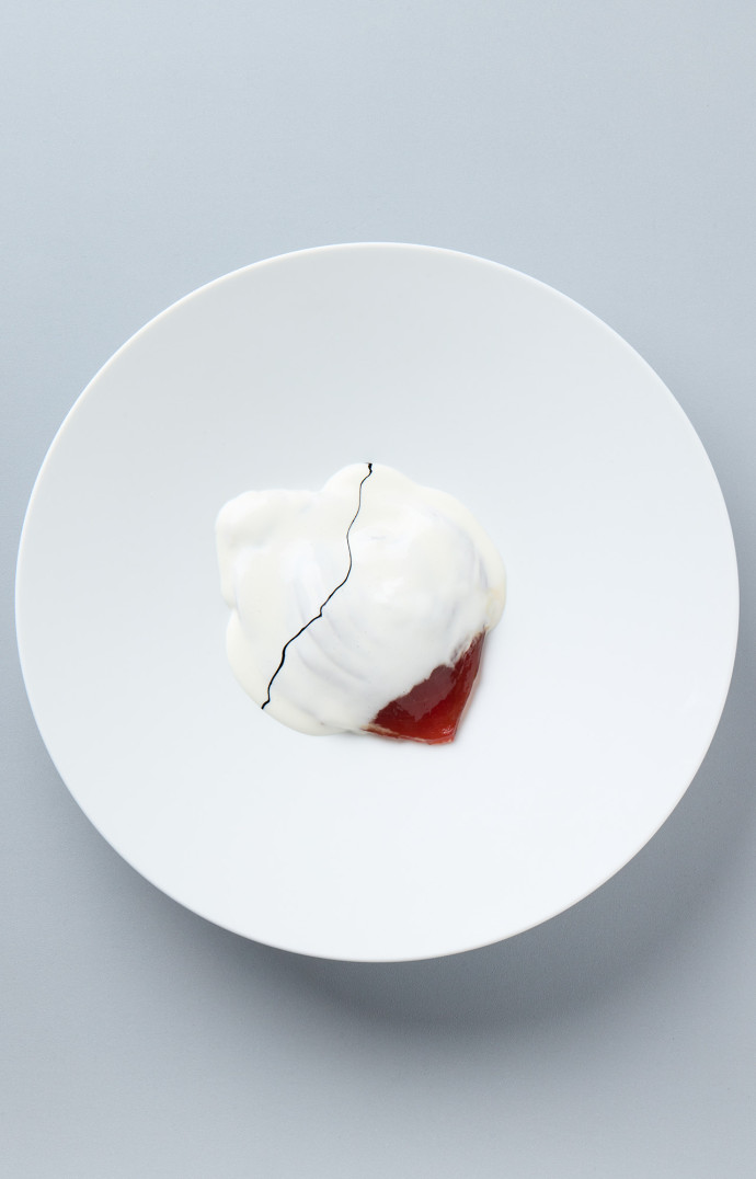 Le dressage des assiettes est librement inspiré de chefs-d&rsquo;œuvre de l&rsquo;art. Ici, un Rothko qui évolue jusqu&rsquo;à prendre toute sa couleur alors que l&rsquo;assiette est vide, tâchée des dernières traces laissées par ses différentes couches.