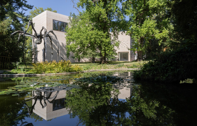 Le nouvel ensemble élargi de la Fondation Beyeler, le Wyss Museum, conçu par l&rsquo;Atelier Peter Zumthor. A gauche, Maman de Louise Bourgeois, 1999, (bronze à la patine de nitrate d&rsquo;argent, acier inoxydable et marbre). Collection The Easton Foundation, New York.
