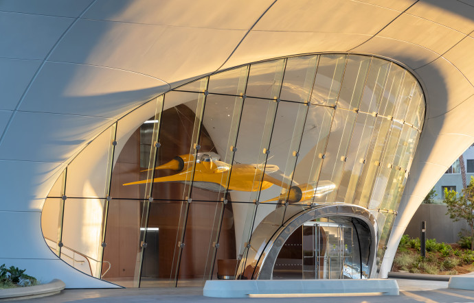 Le hall d&rsquo;entrée du Lucas Museum of Narrative Art à Los Angeles, avec un chasseur Naboo N-1 exposé à l&rsquo;intérieur.
