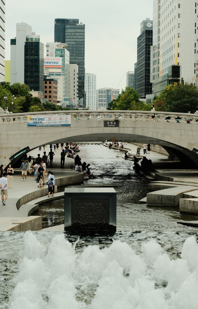 Cheonggyecheon, ruisseau urbain aménagé en promenade piétonne, trace la frontière nord de Myeong-dong.