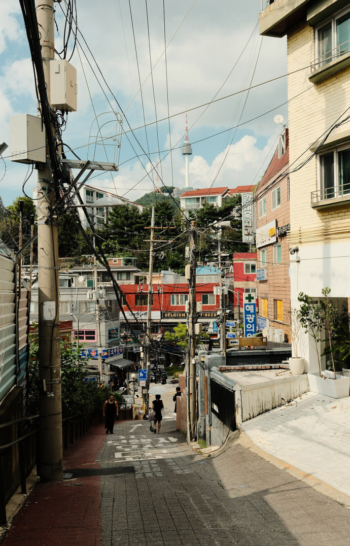 Haebangchon est un quartier souvent délaissé par les touristes ce qui en fait une halte bienvenue pour découvrir le « vrai » Séoul.