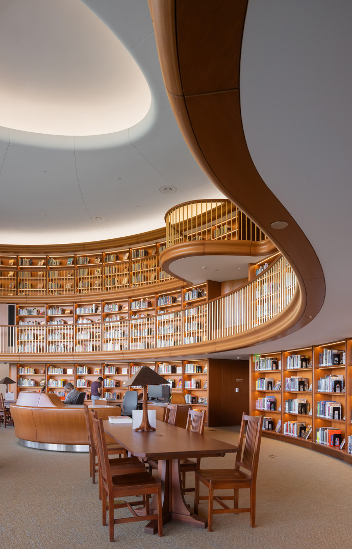 Les courbes s&rsquo;invitent jusqu&rsquo;à l&rsquo;intérieur du musée, ici dans sa bibliothèque.