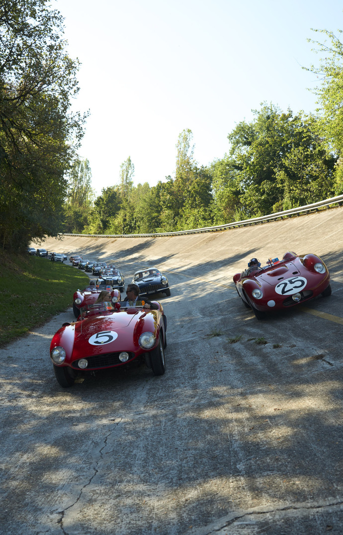 Les bolides dans la courbe du vieux circuit de Monza.