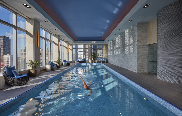 La piscine permet aux sportifs de faire leurs longueurs.