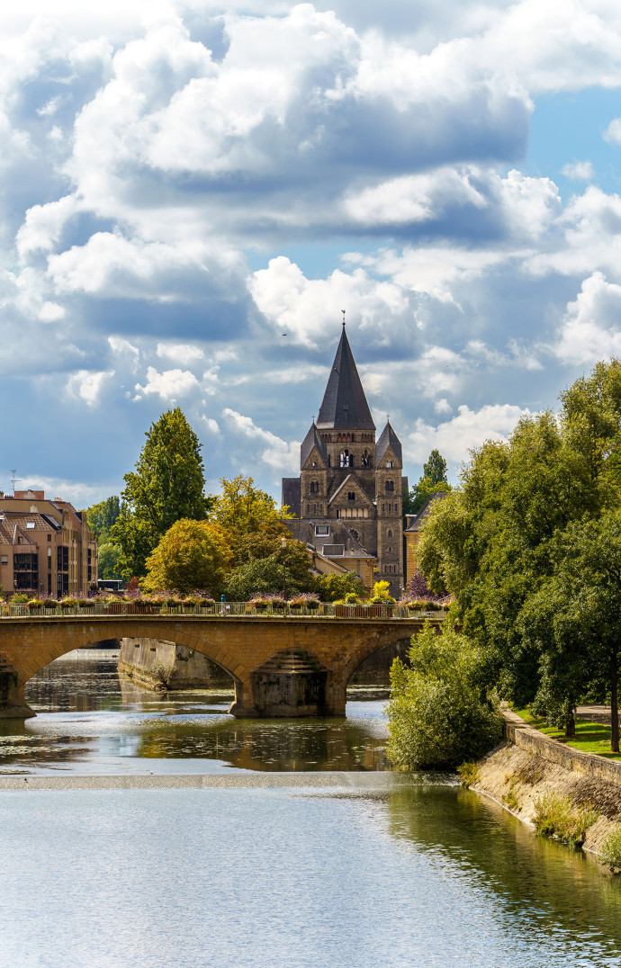 Le temple Neuf depuis le Pont des Grilles.