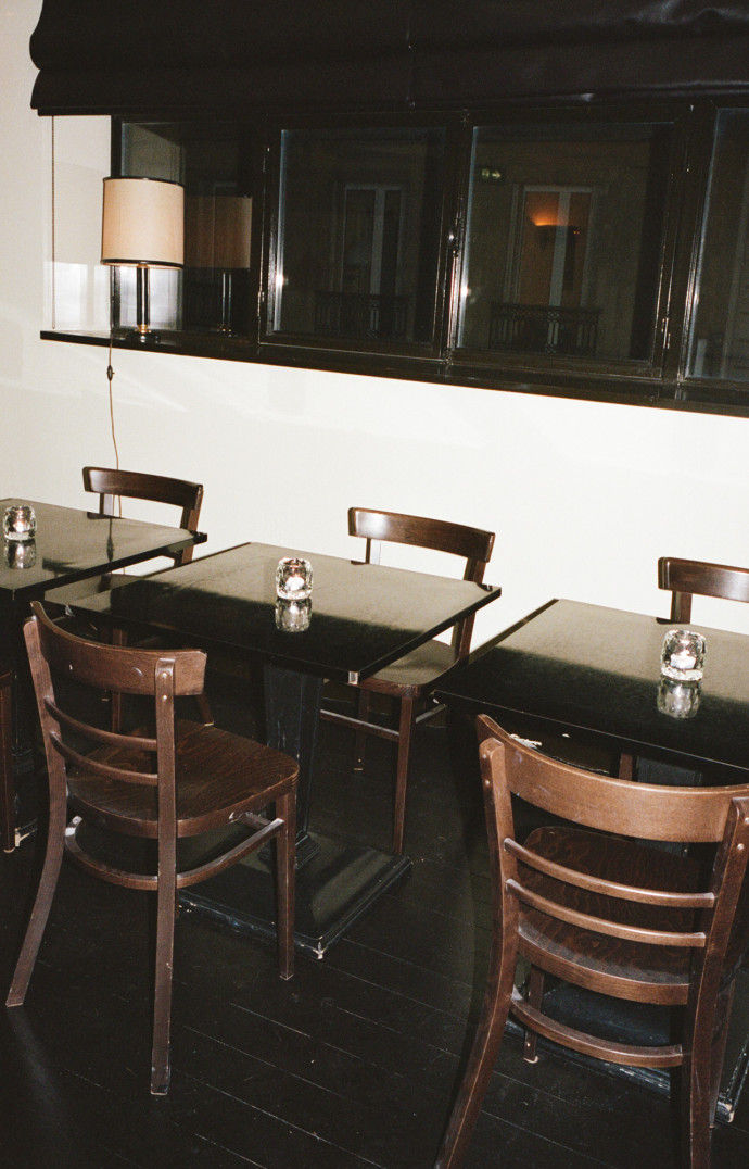 Le bar-restaurant reprend l&rsquo;idée d&rsquo;un décor chic et intemporel qui n&rsquo;est pas sans rappeler les codes du bistrot.