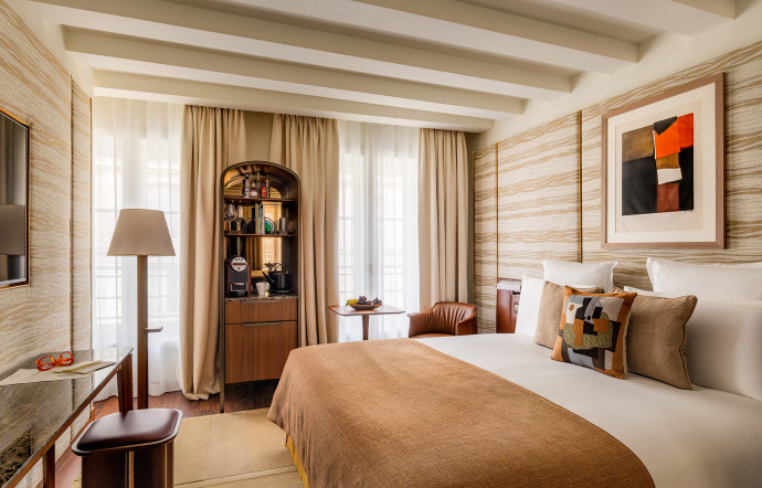 Les chambres, des plus petites au plus grandes, s&rsquo;ouvrent sur la rue Dauphine.