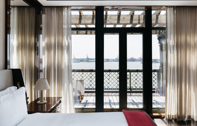 Les suites orientées vers l&rsquo;East River s&rsquo;ouvrent sur Brooklyn, à l&rsquo;instar que les espaces de divertissement du 5e étage.
