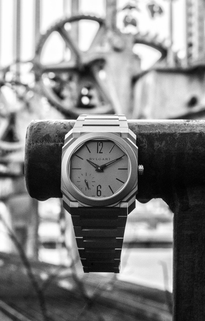 Boîtier extra -fin en titane satiné de 37 mm. Couronne vissée en titane poli avec insert en céramique noire. Fond transparent. Étanchéité : 30 m/3 ATM. Cadran en titane opalin avec aiguilles et index rhodiés. Bracelet en titane satiné avec boucle déployante intégrée à poussoirs. Épaisseur : 6,45 mm