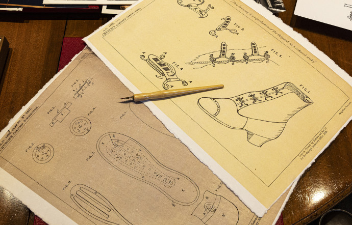 Des croquis témoignent de l&rsquo;avant-gardisme de Church&rsquo;s, notamment ici à droite avec le dessin d&rsquo;un système d&rsquo;attache aujourd&rsquo;hui comparable à celui de bottes de ski.